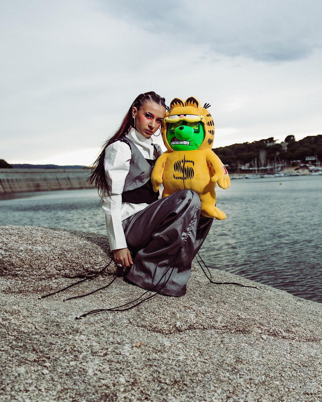 Limited Edition GARFIELD MONEYBEAR SUIT TEDDYBEAR BACKPACK